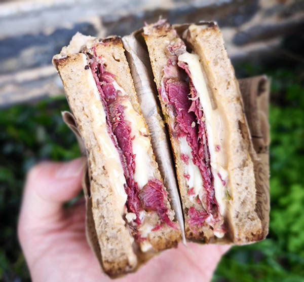 au Camion à croquer food truck burger sandwich pastrami rennes cesson chantepie saint-médard sur ille