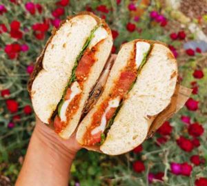 bagel Biquette au chèvre & pesto rosso au Camion à Croquer food truck à Rennes