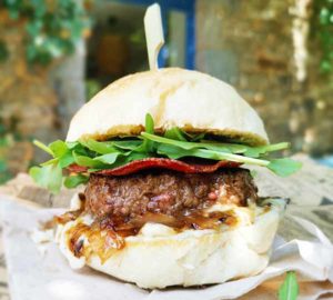 burger ardéchois chèvre confit d'oignons au miel, coppa au Camion à Croquer food truck à Rennes