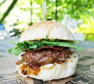 burger ardéchois chèvre confit d'oignons au miel, coppa au Camion à Croquer food truck à Rennes