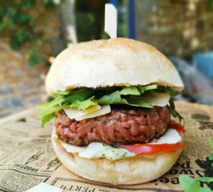 burger italien été pesto, tomate, grana padano roquette au camion à Croquer food truck à Rennes