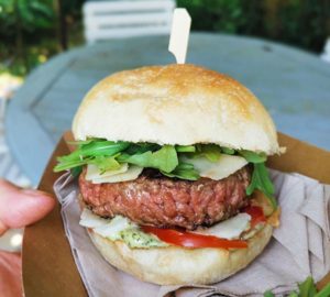 burger italien été pesto, tomate, grana padano roquette au camion à Croquer food truck à Rennes